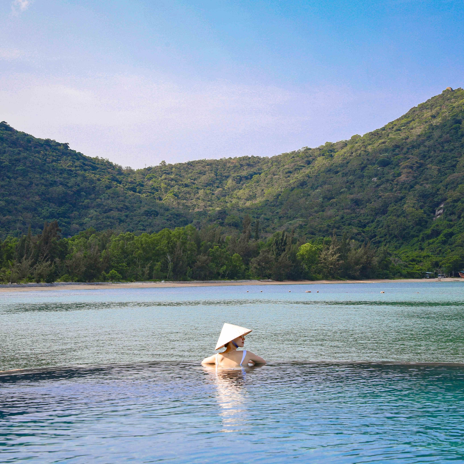 L'ALYANA NINH VAN BAY